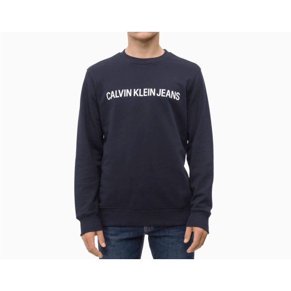 Calvin Klein Jeans férfi környakú pamut pulóver sötétkék színben elején logó mintával