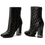 Guess női steppelt anyagú valódi bőr bokacsizma fekete színben