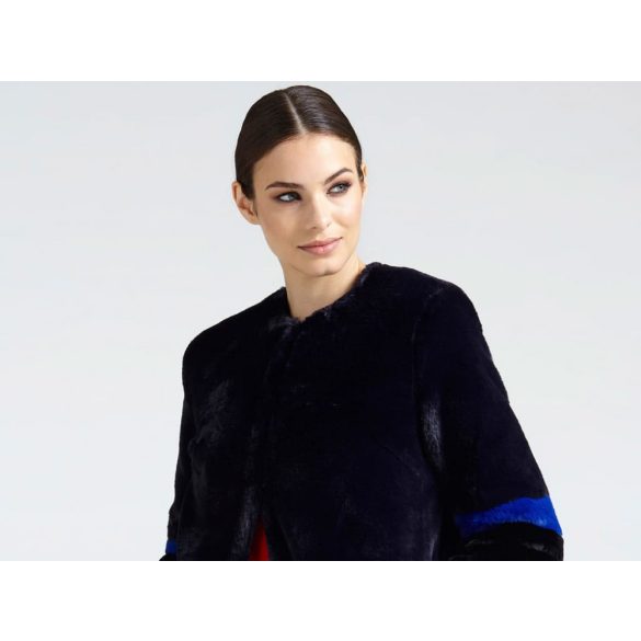 Guess női hosszított szőrme kabát fekete színben kék csíkokkal